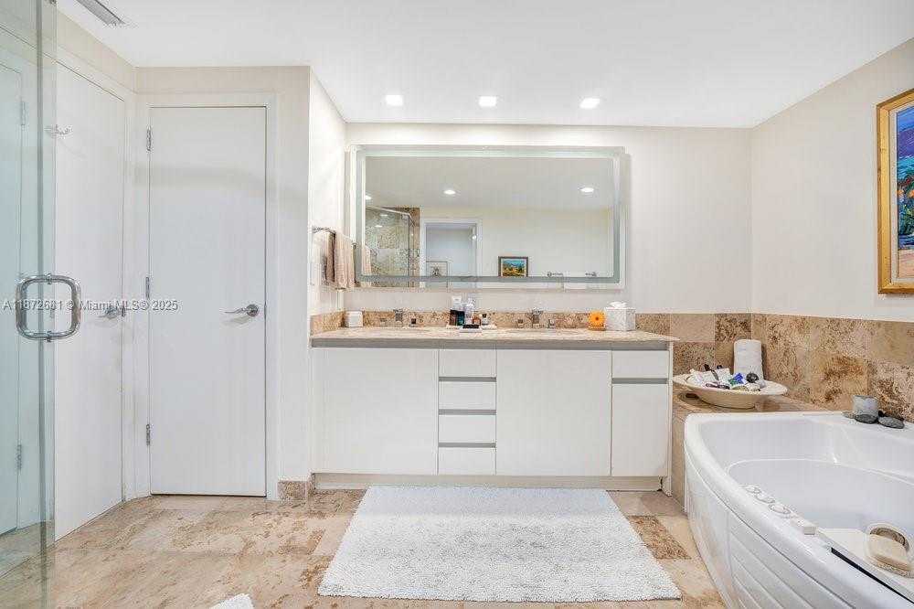 Small Image of 1455 OCEAN DR #904, Miami Beach Number 11