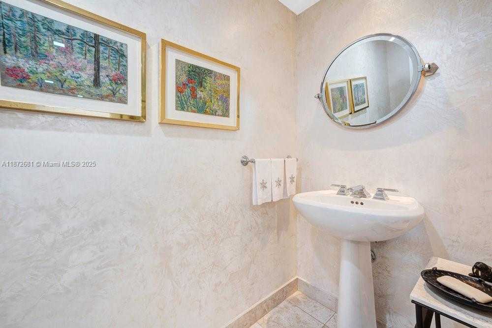 Small Image of 1455 OCEAN DR #904, Miami Beach Number 14