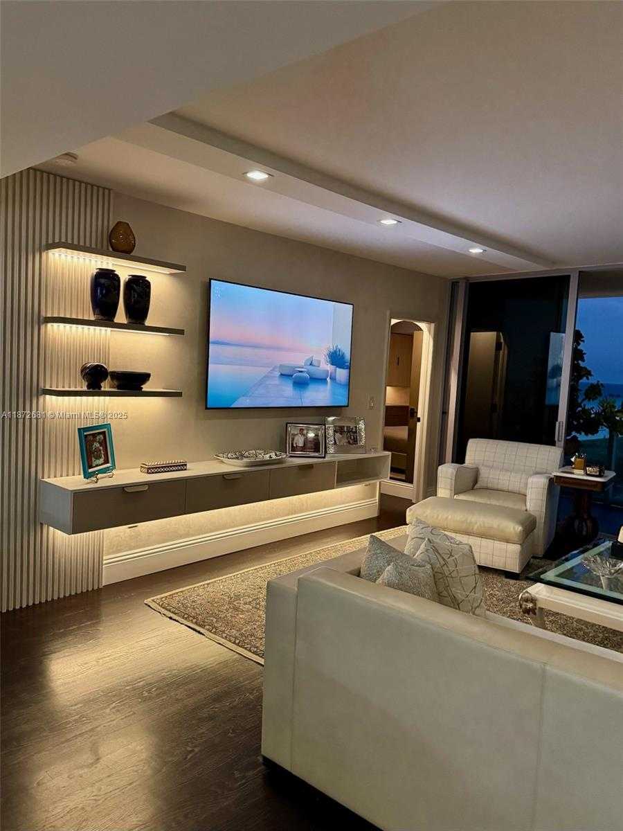 Small Image of 1455 OCEAN DR #904, Miami Beach Number 4