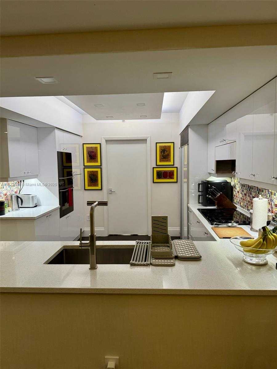 Small Image of 1455 OCEAN DR #904, Miami Beach Number 6