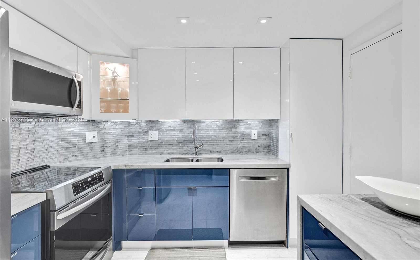 Small Image of 500 BAYVIEW DR #1921, Sunny Isles Beach Number 2