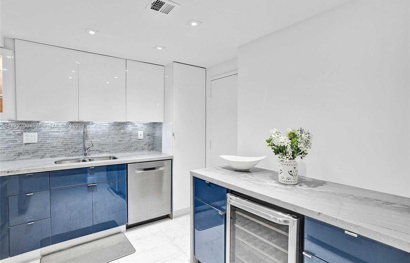 Small Image of 500 BAYVIEW DR #1921, Sunny Isles Beach Number 3