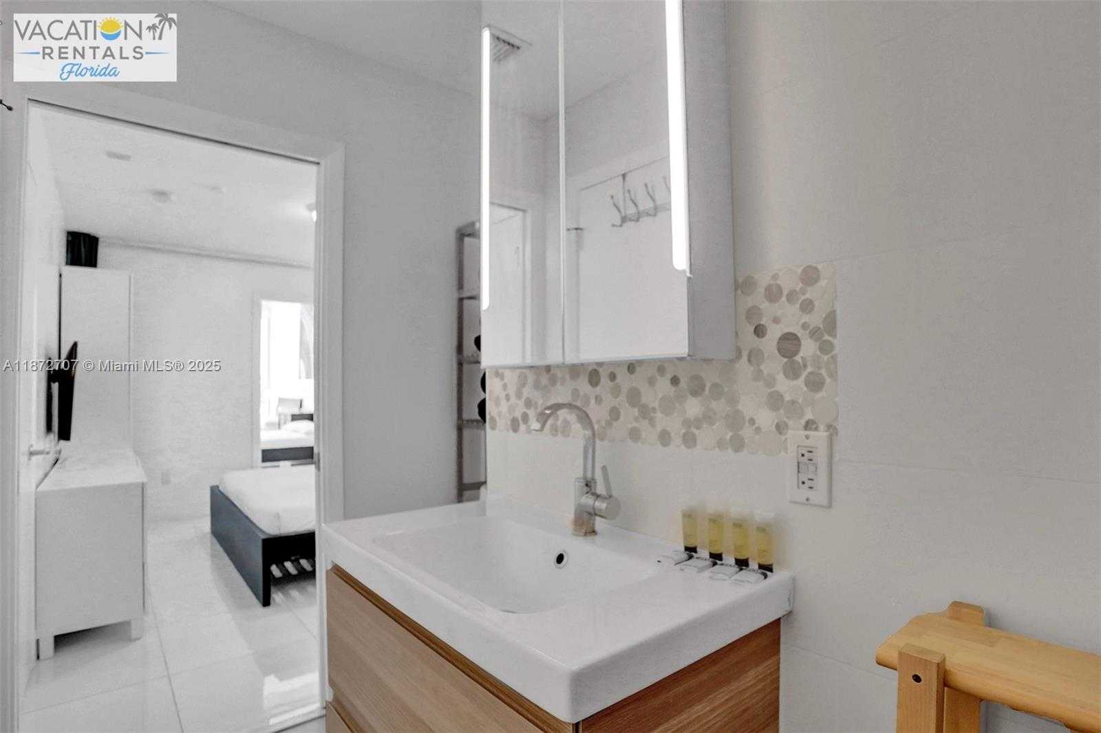 Small Image of 5445 COLLINS AVE #BAY-14, Miami Beach Number 4