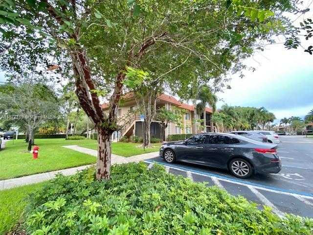 Small Image of 437 LAKEVIEW DR #201, Weston Number 23
