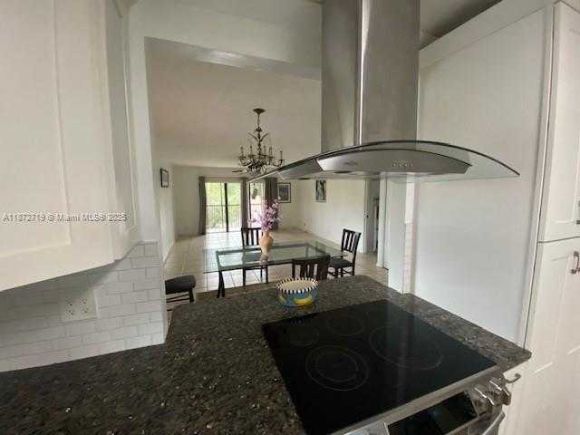 Small Image of 437 LAKEVIEW DR #201, Weston Number 3