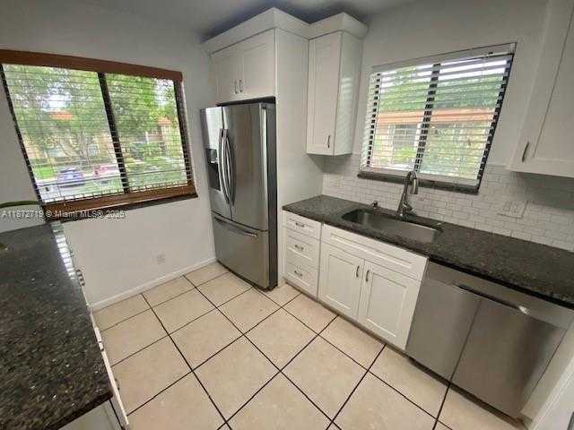 Small Image of 437 LAKEVIEW DR #201, Weston Number 4