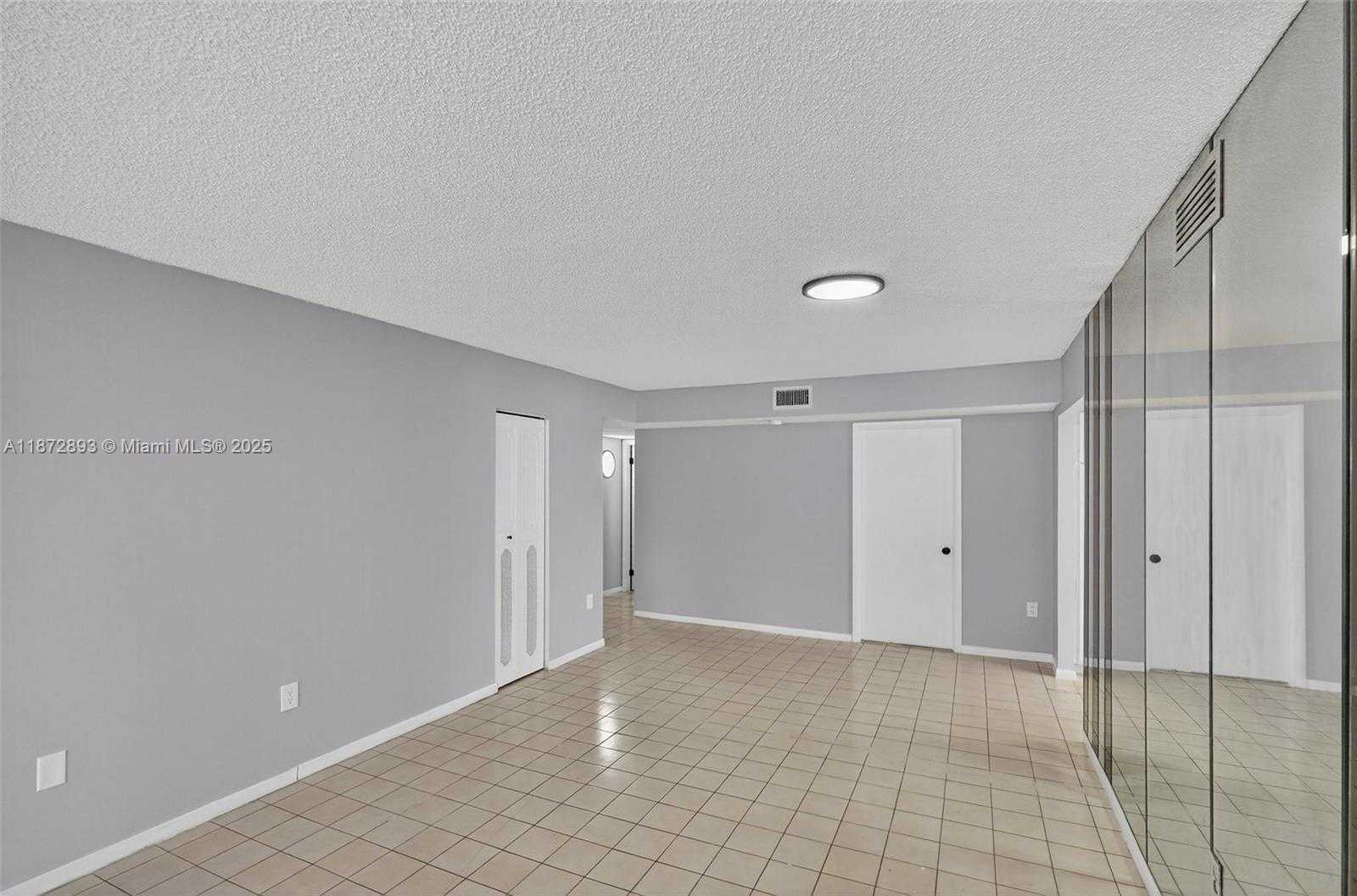 Small Image of 2924 COLLINS AVENUE #501, Miami Beach Number 2