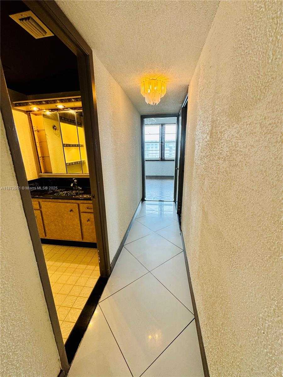 Small Image of 18071 BISCAYNE BLVD #PH03 & PH04, Aventura Number 32