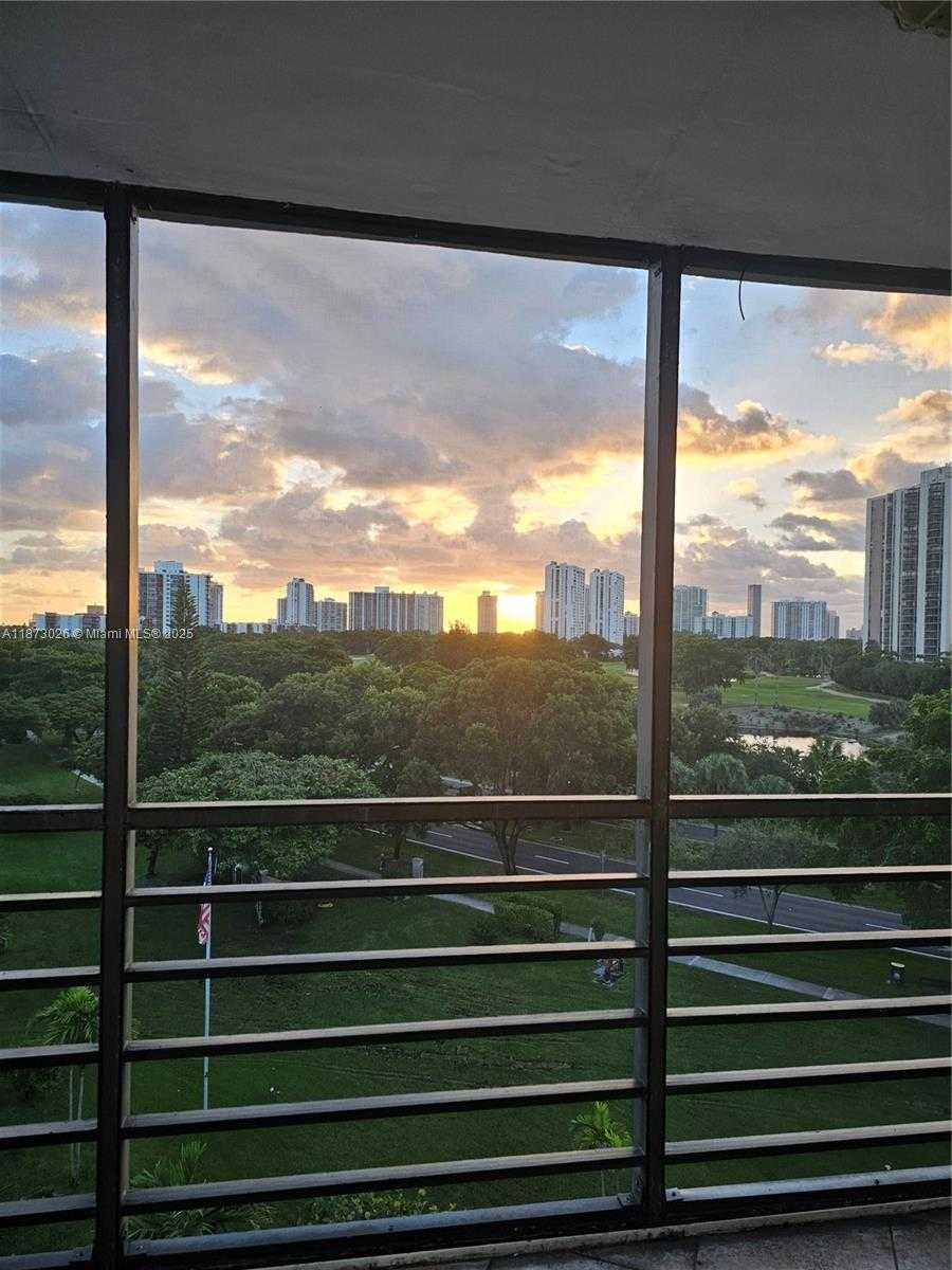 Small Image of 20400 E Country Club Dr, Aventura, FL 33180, USA Number 22