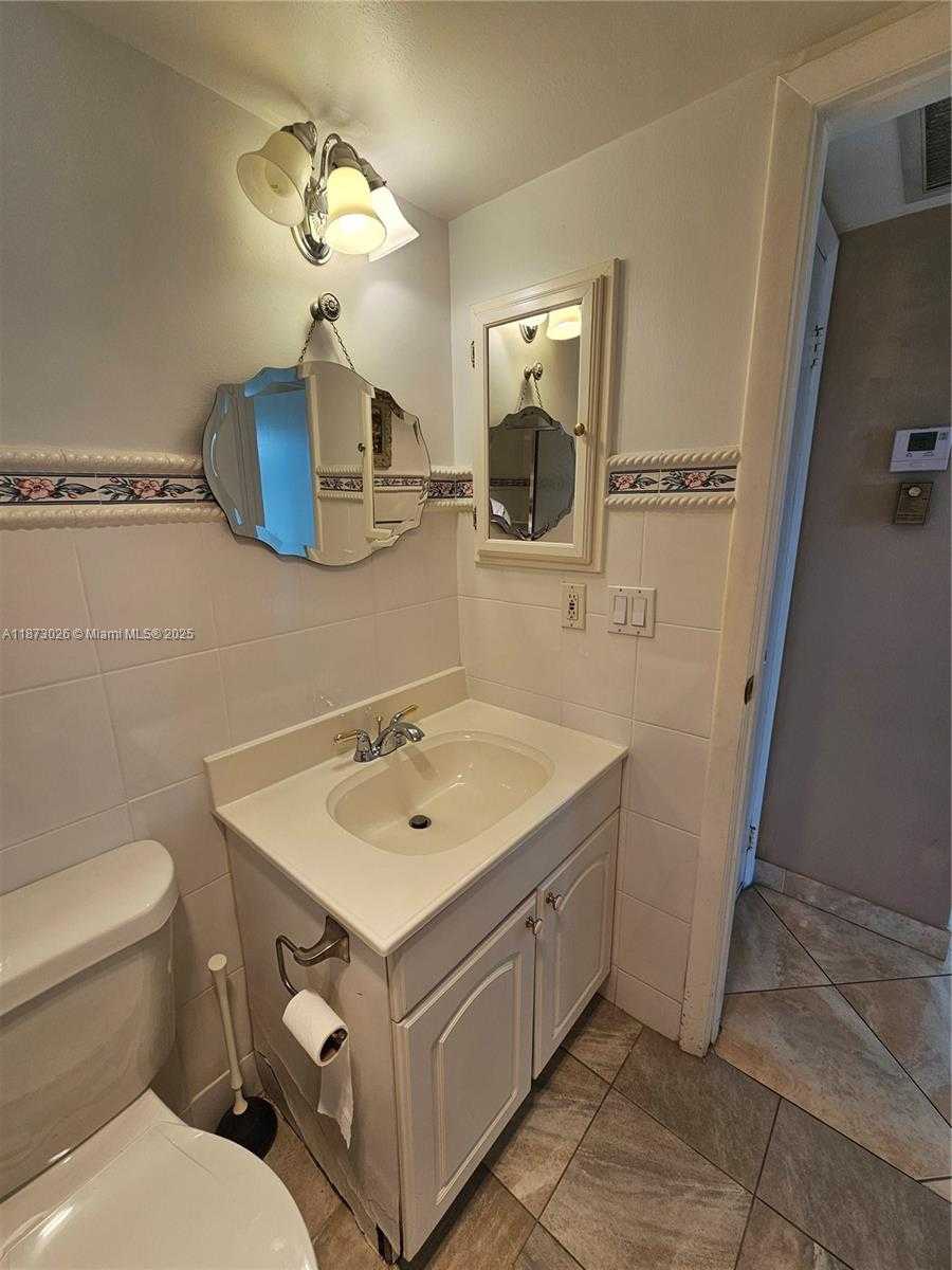 Small Image of 20400 E Country Club Dr, Aventura, FL 33180, USA Number 26