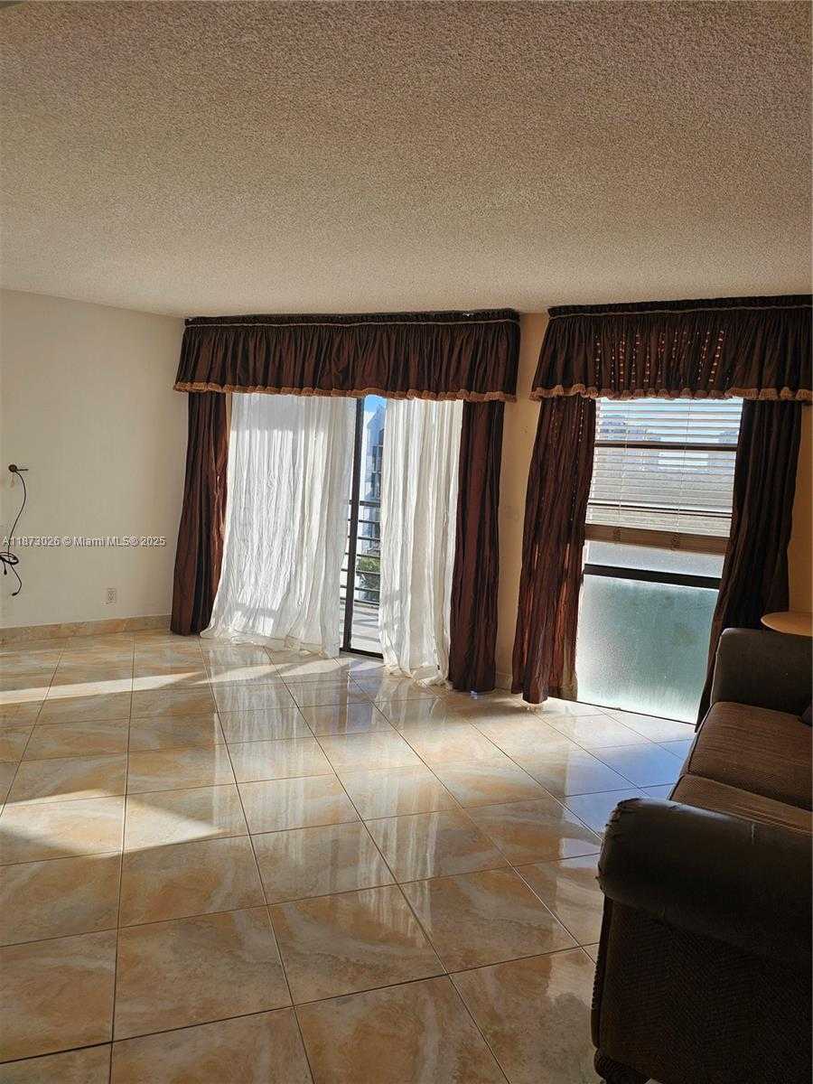 Small Image of 20400 E Country Club Dr, Aventura, FL 33180, USA Number 30