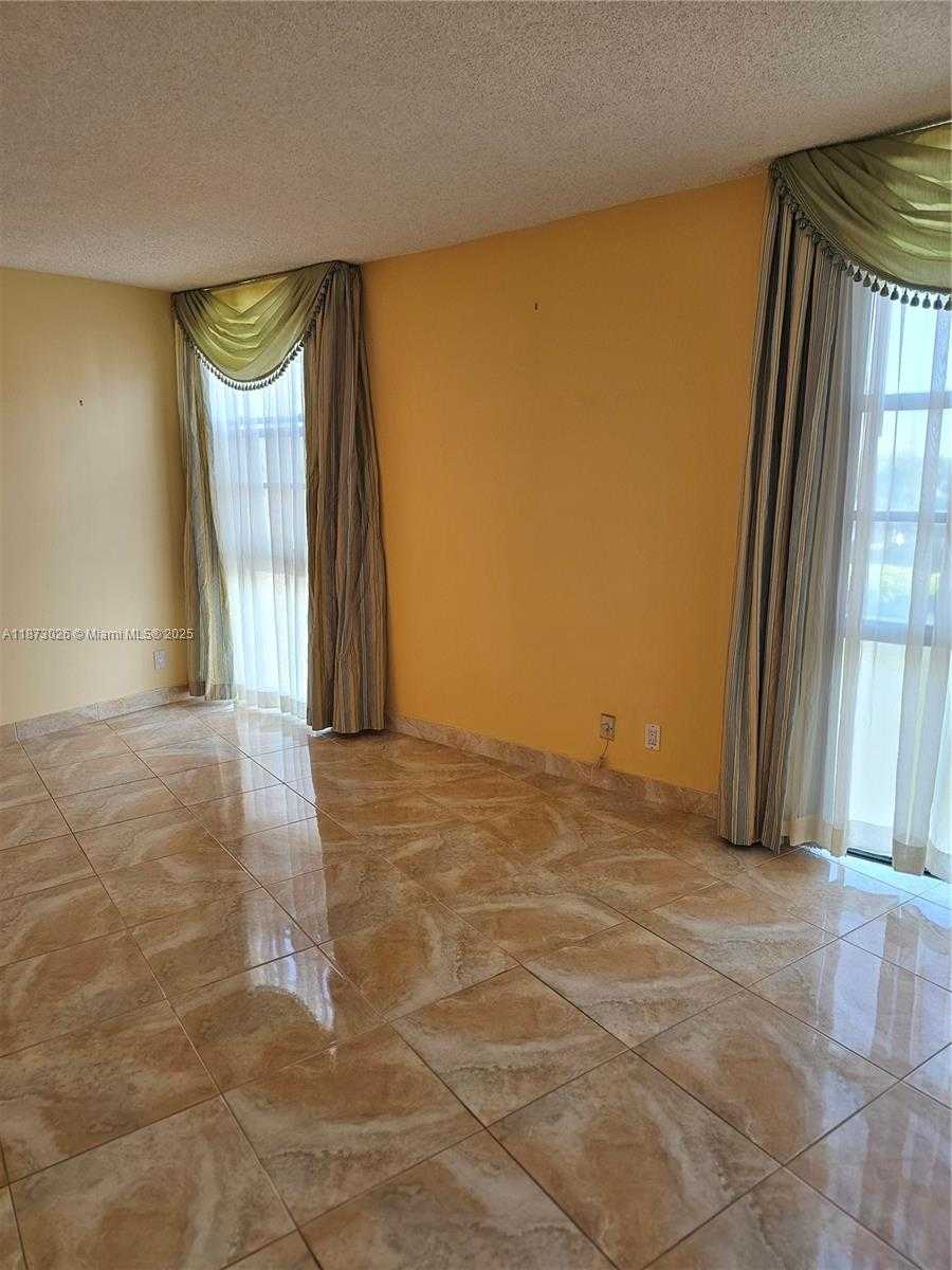 Small Image of 20400 E Country Club Dr, Aventura, FL 33180, USA Number 37