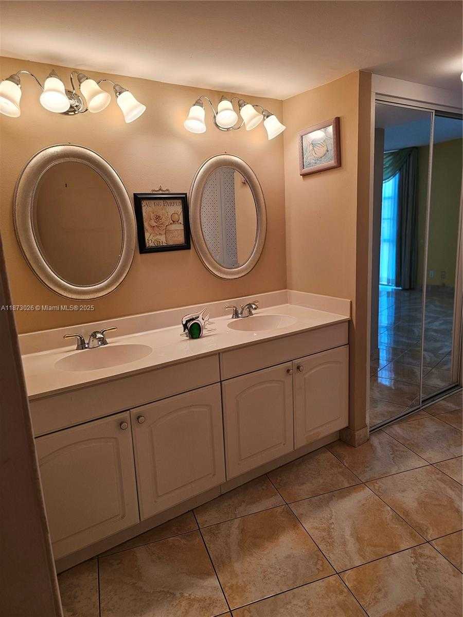 Small Image of 20400 E Country Club Dr, Aventura, FL 33180, USA Number 39