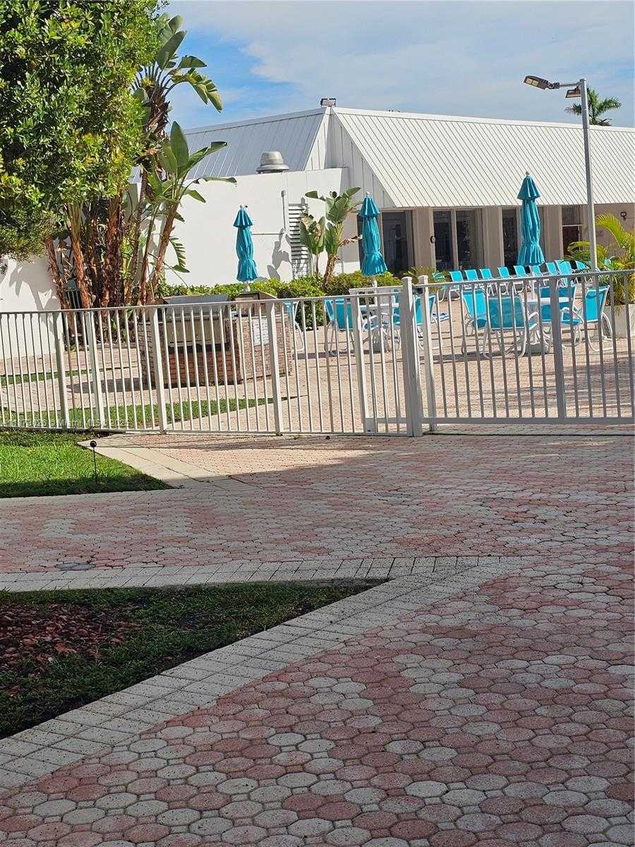 Small Image of 20400 E Country Club Dr, Aventura, FL 33180, USA Number 4