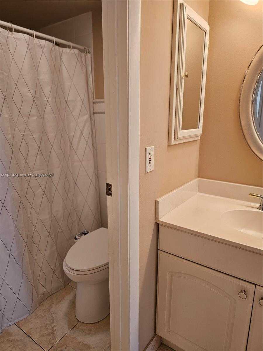 Small Image of 20400 E Country Club Dr, Aventura, FL 33180, USA Number 40