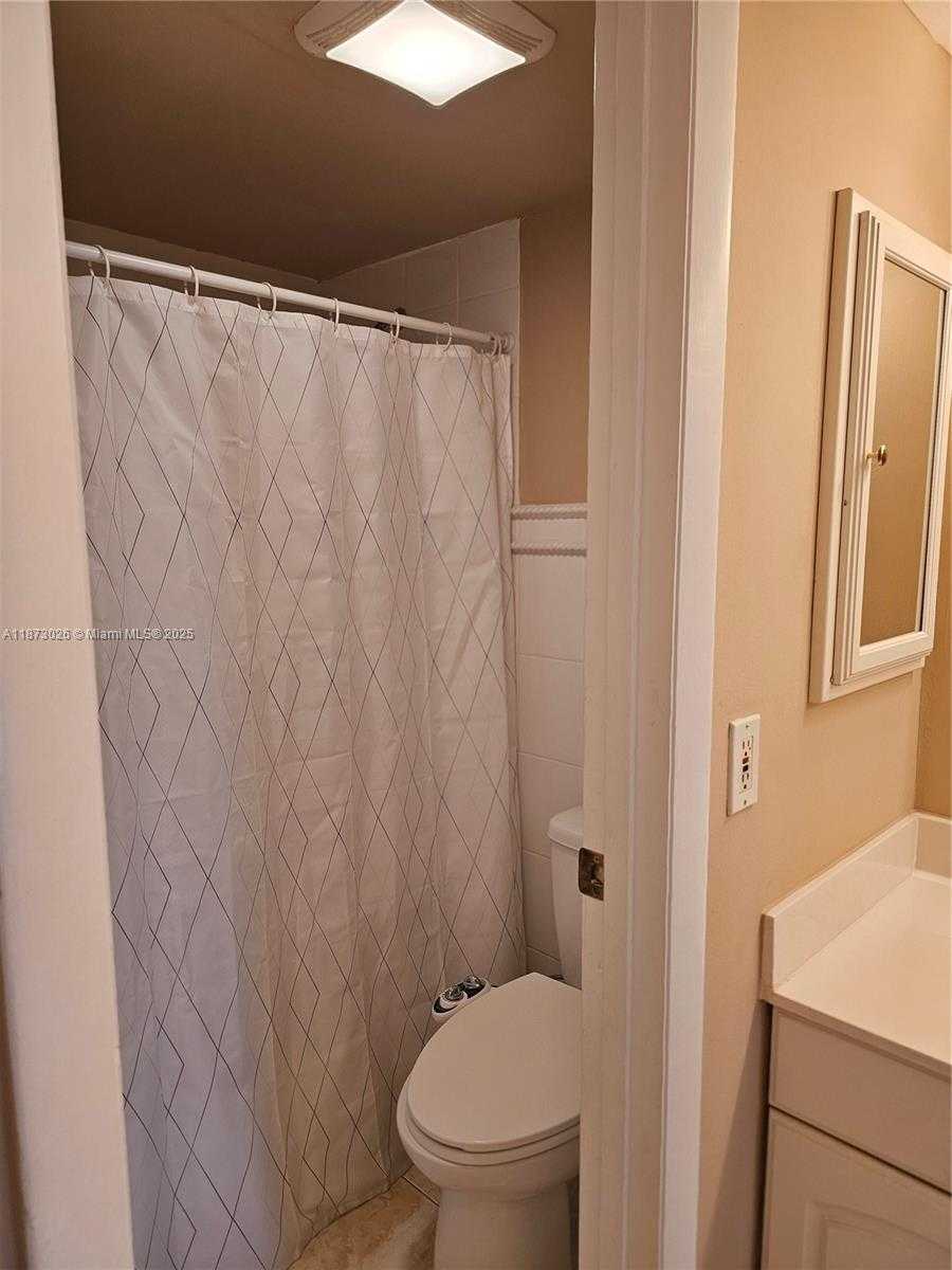 Small Image of 20400 E Country Club Dr, Aventura, FL 33180, USA Number 41