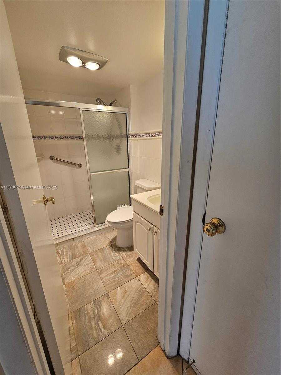 Small Image of 20400 E Country Club Dr, Aventura, FL 33180, USA Number 49