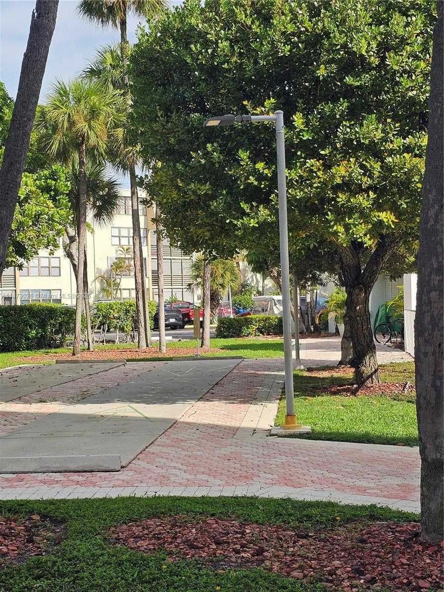 Small Image of 20400 E Country Club Dr, Aventura, FL 33180, USA Number 5