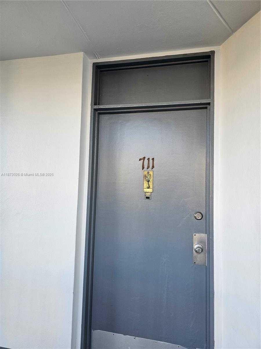 Small Image of 20400 E Country Club Dr, Aventura, FL 33180, USA Number 54