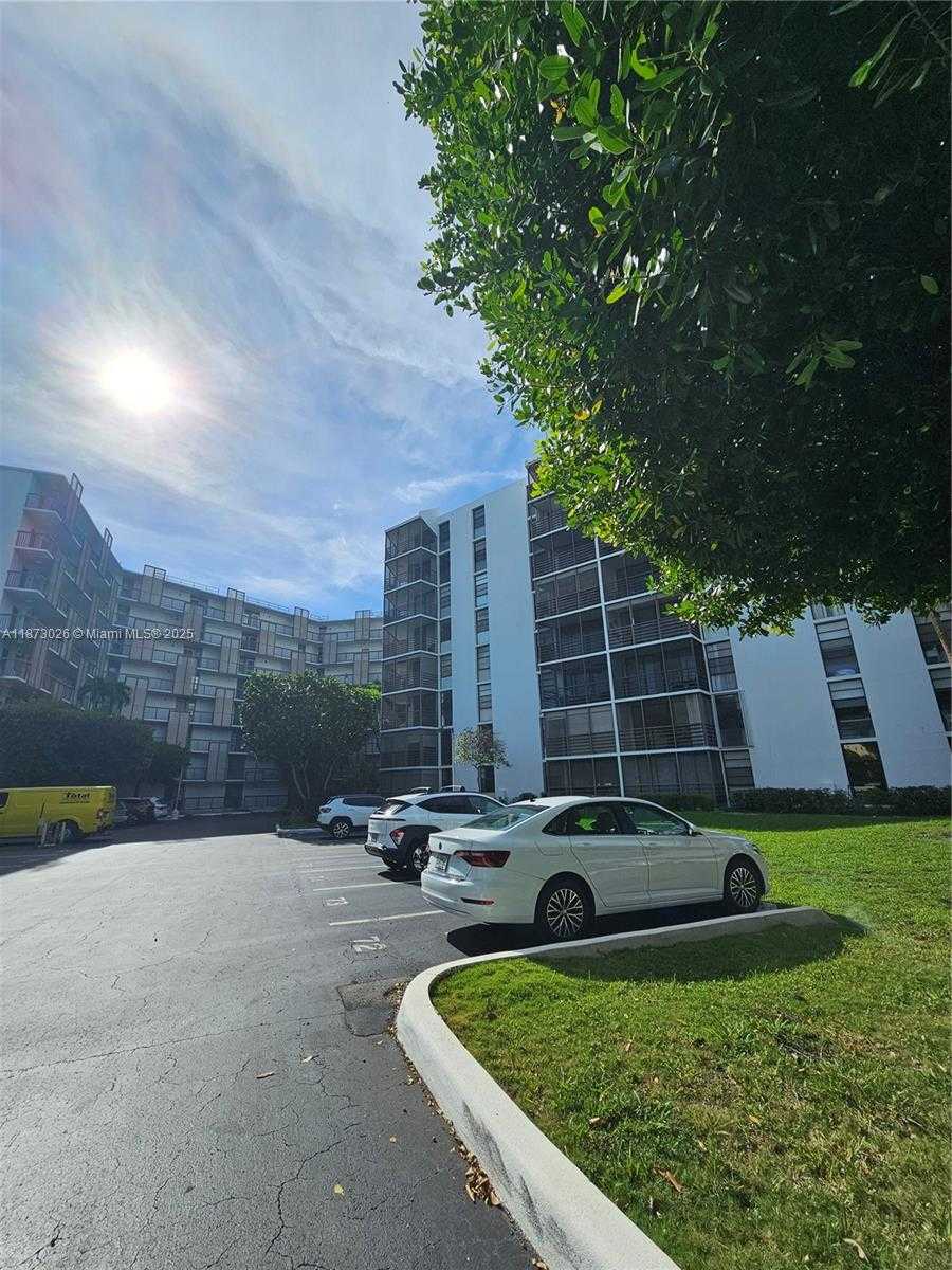 Small Image of 20400 E Country Club Dr, Aventura, FL 33180, USA Number 7