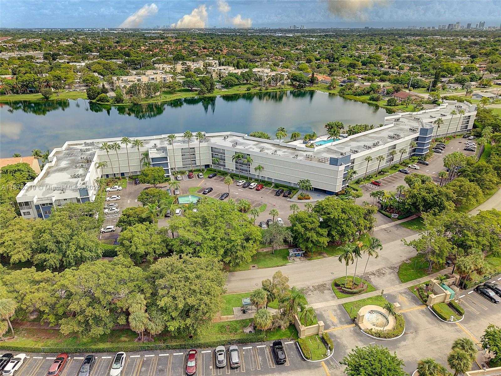 Small Image of 879 NORTH EAST 195TH ST #228, Miami Number 41