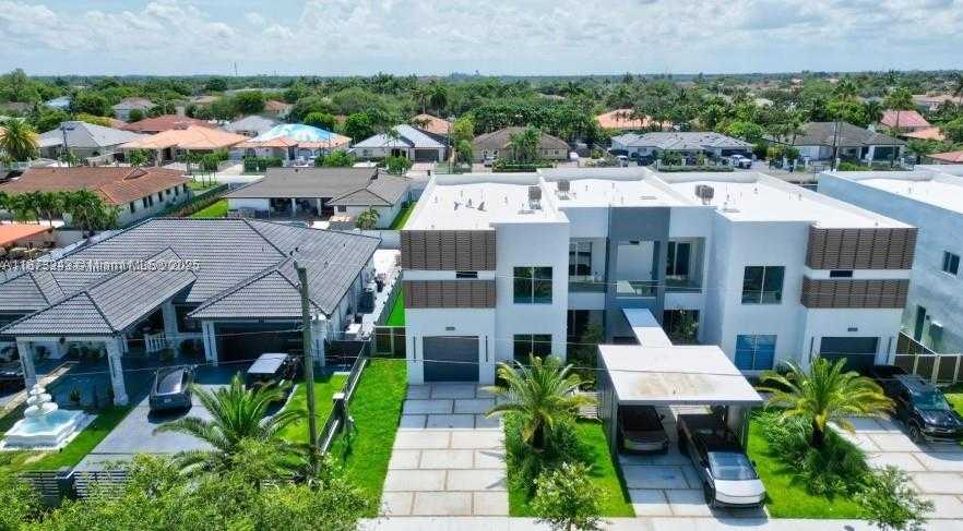 Small Image of 3909 SOUTH WEST 138TH AVE, Miami Number 2