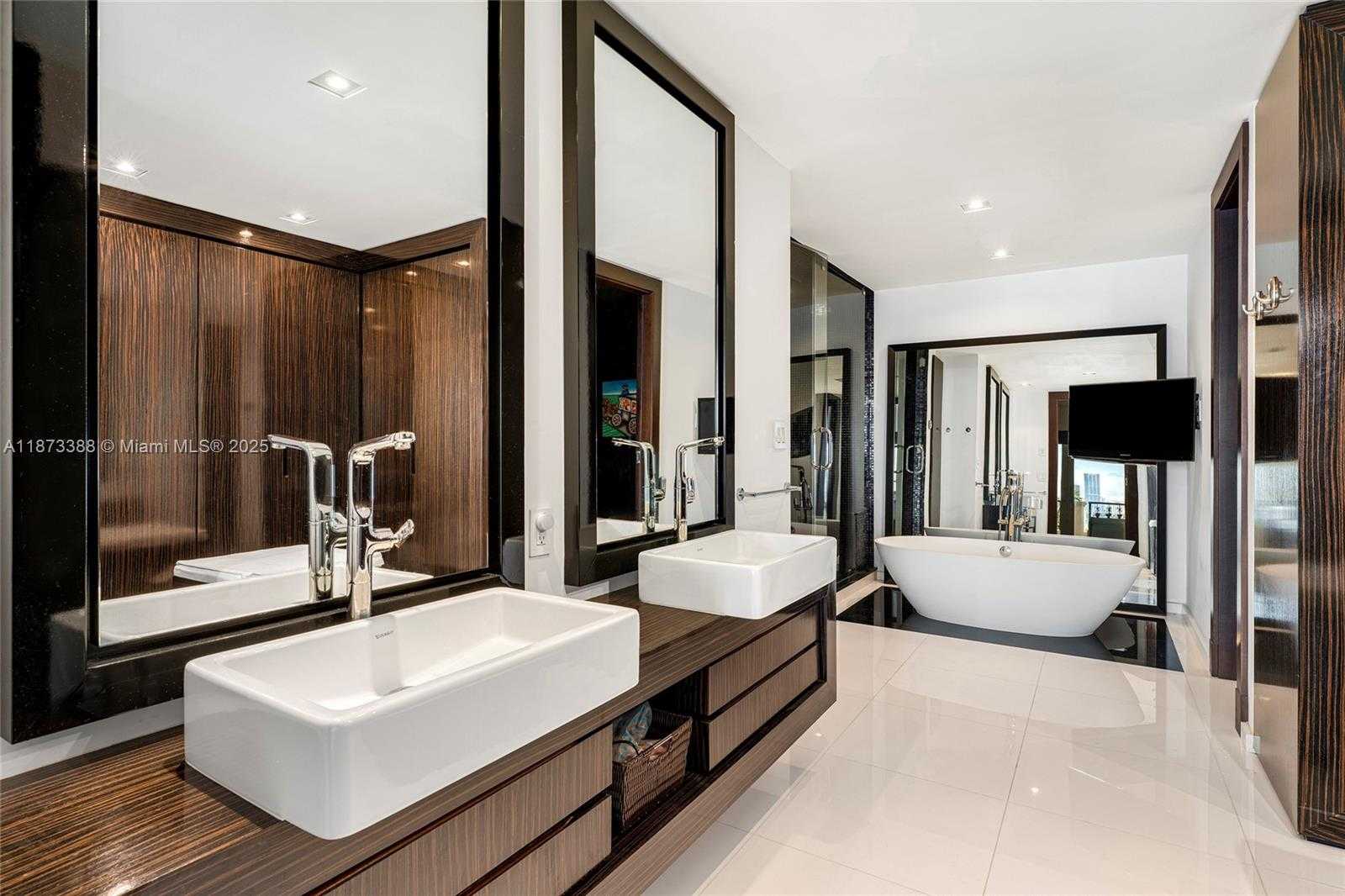 Small Image of 5344 FISHER ISLAND DR #5344, Miami Number 22