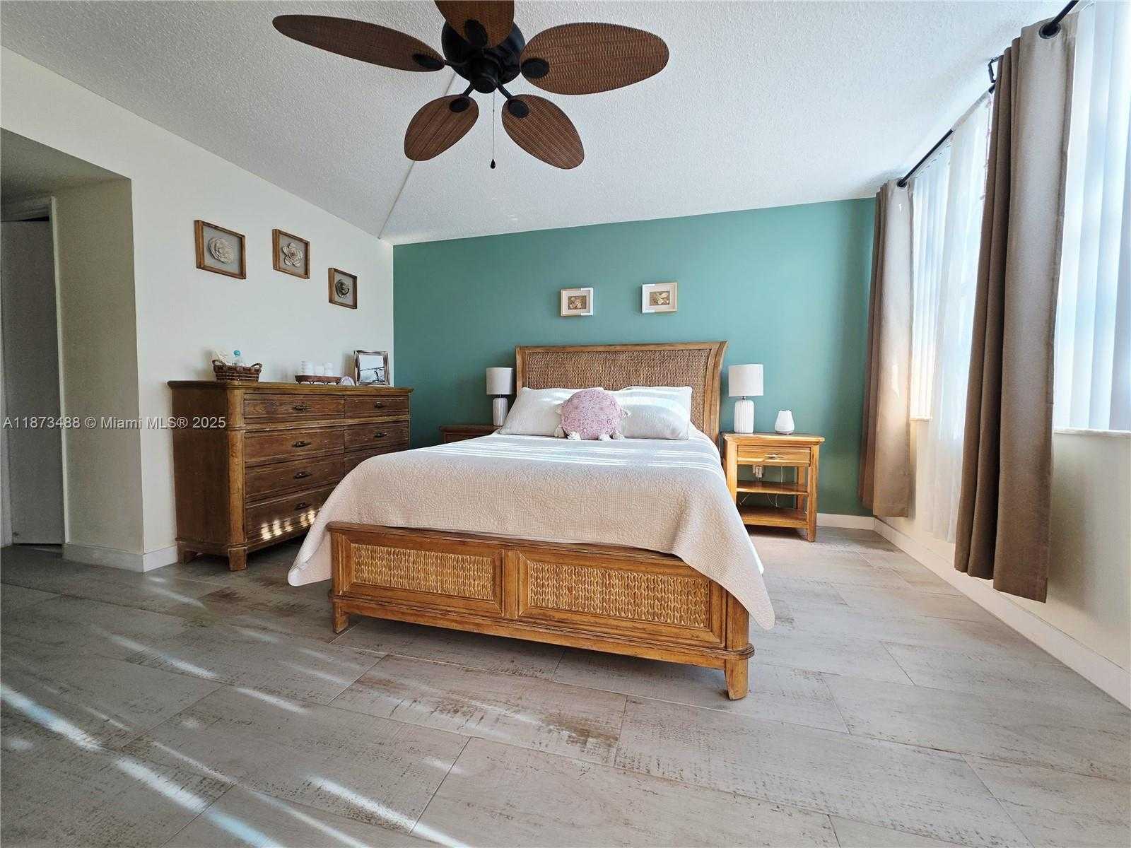 Small Image of 1750 NE 191st St, Miami, FL 33179, USA Number 10