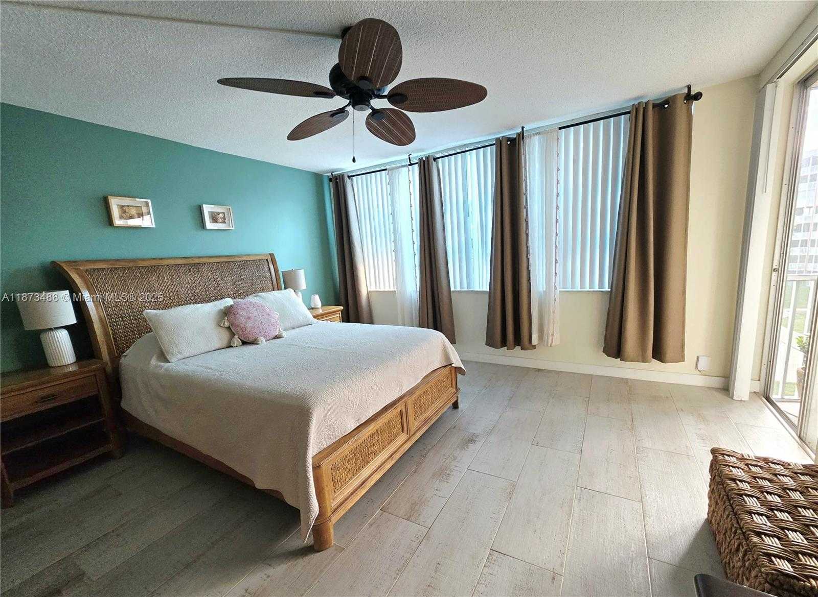Small Image of 1750 NE 191st St, Miami, FL 33179, USA Number 11
