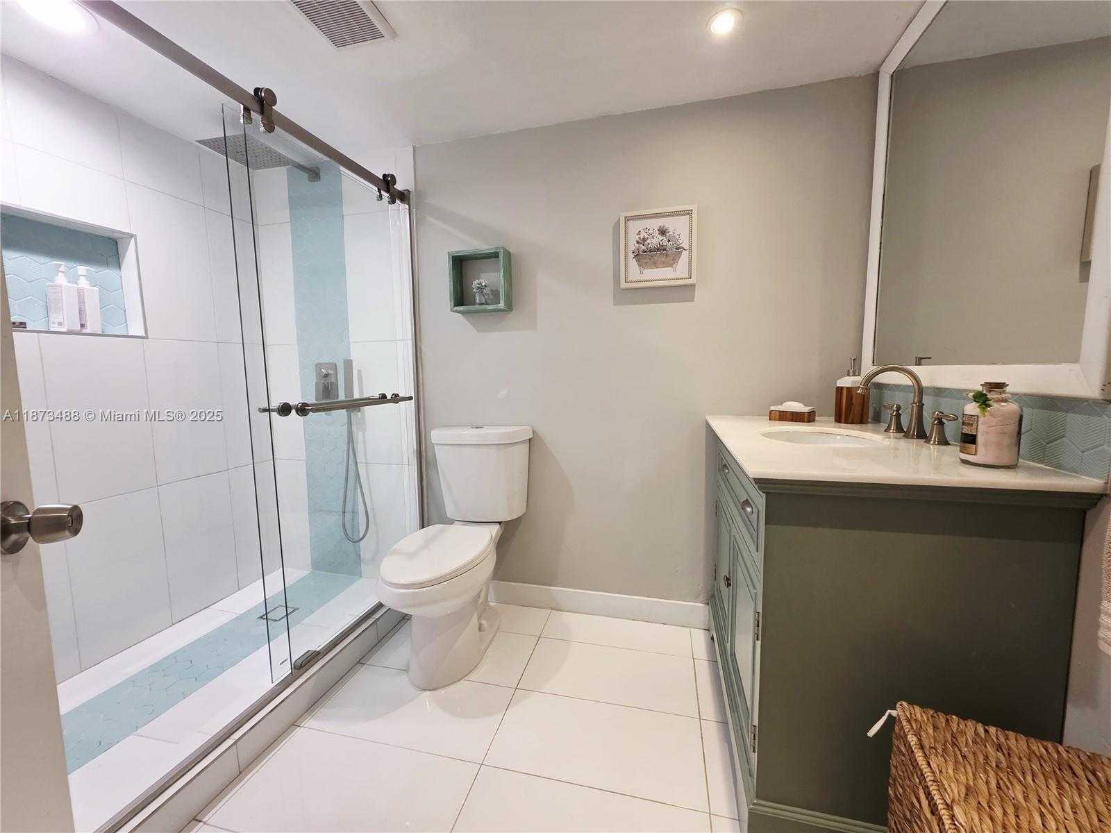 Small Image of 1750 NE 191st St, Miami, FL 33179, USA Number 13