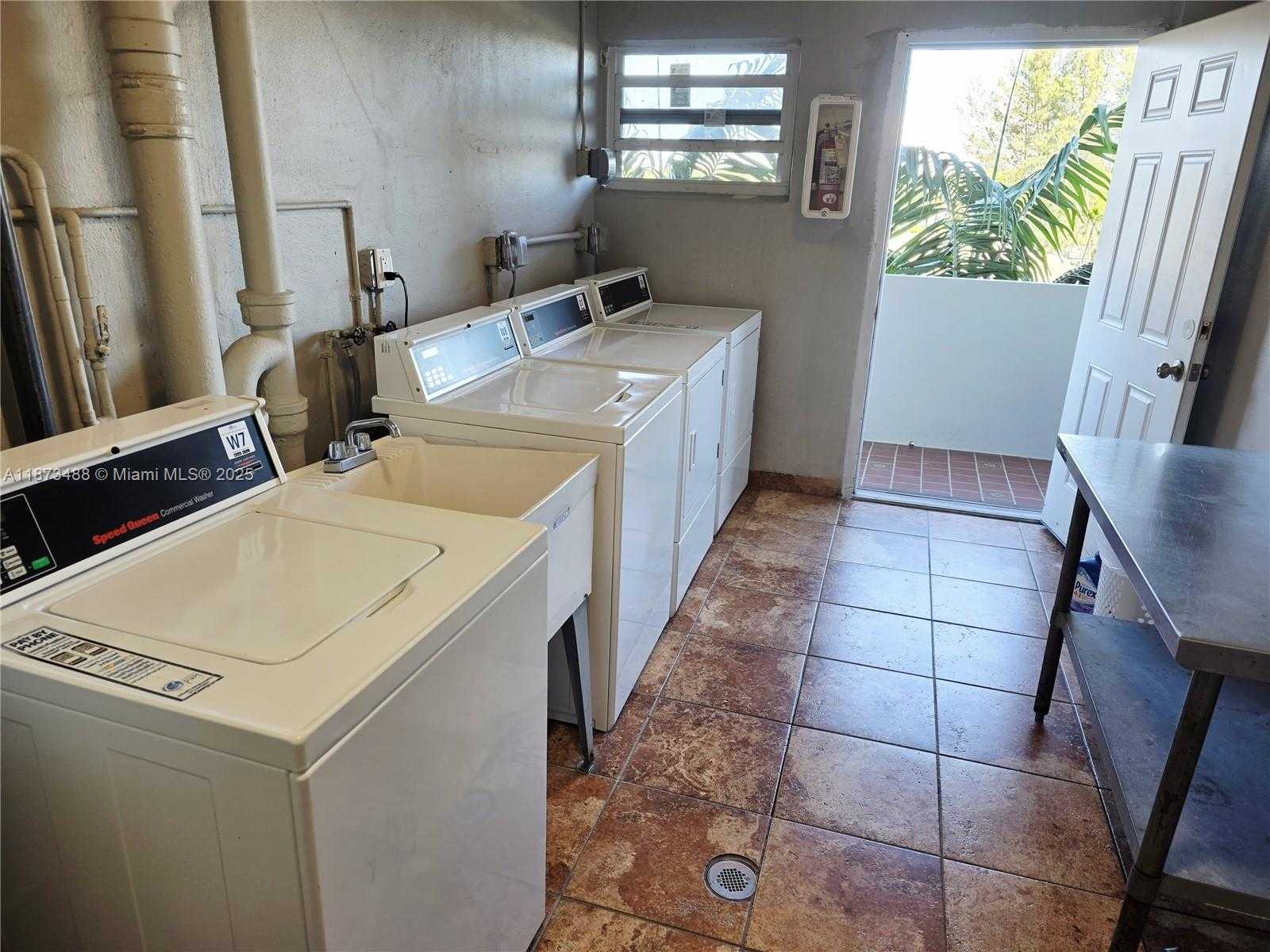 Small Image of 1750 NE 191st St, Miami, FL 33179, USA Number 16