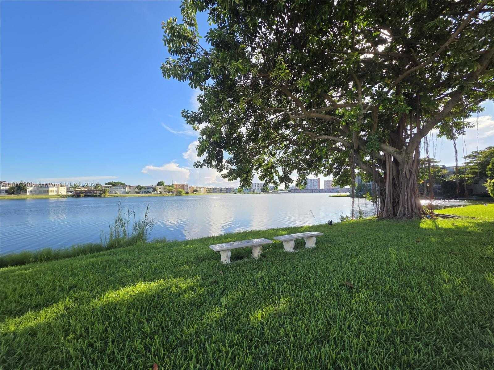 Small Image of 1750 NE 191st St, Miami, FL 33179, USA Number 17