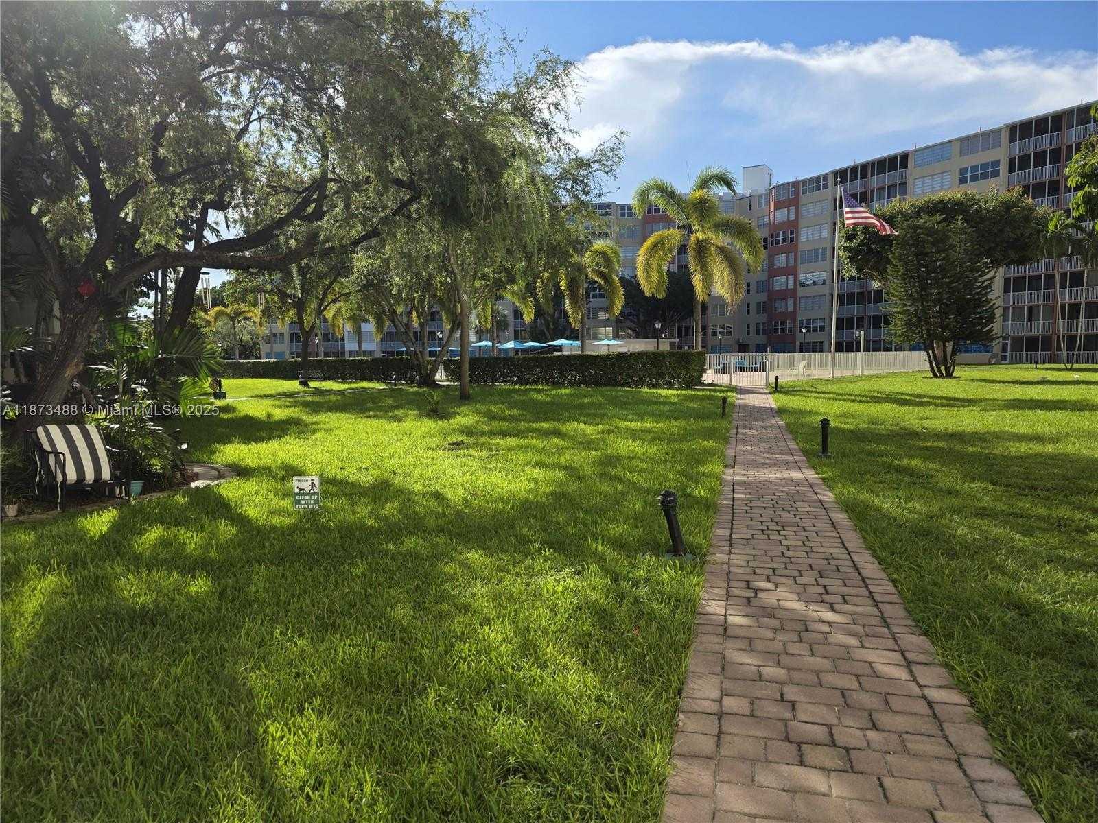 Small Image of 1750 NE 191st St, Miami, FL 33179, USA Number 19