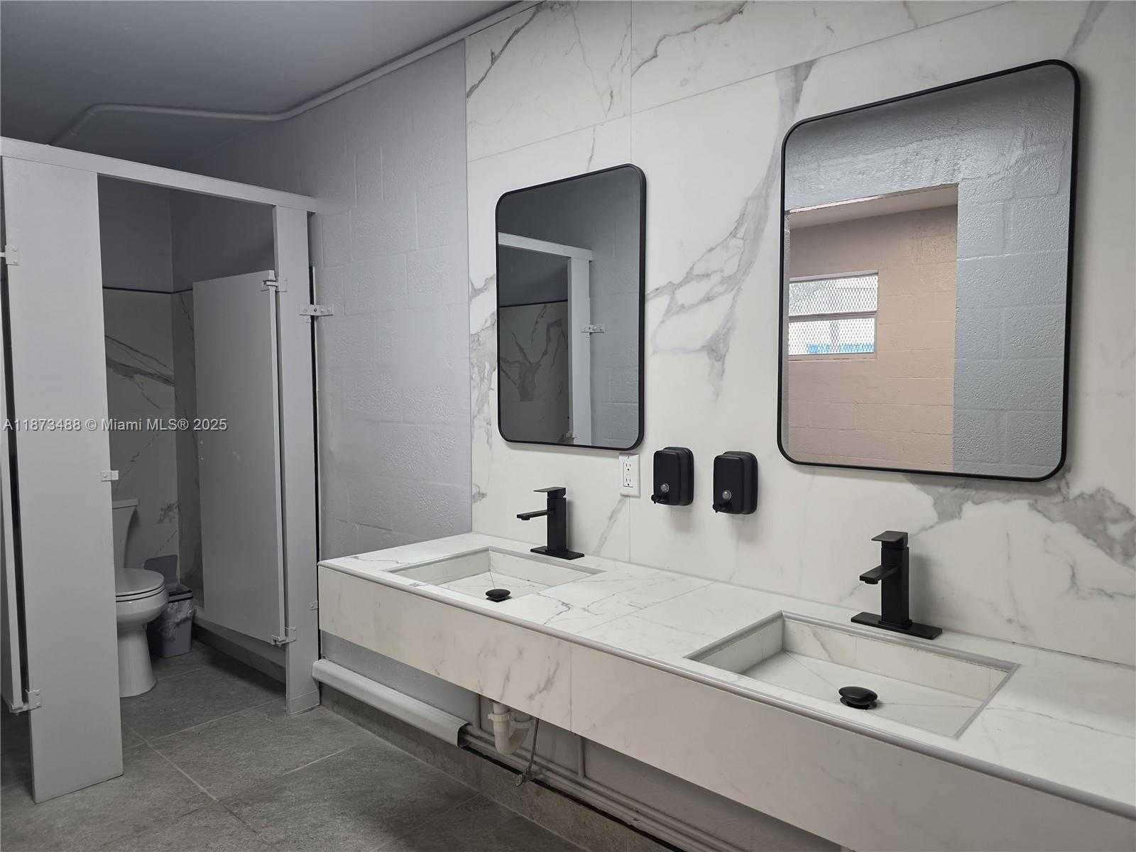 Small Image of 1750 NE 191st St, Miami, FL 33179, USA Number 21