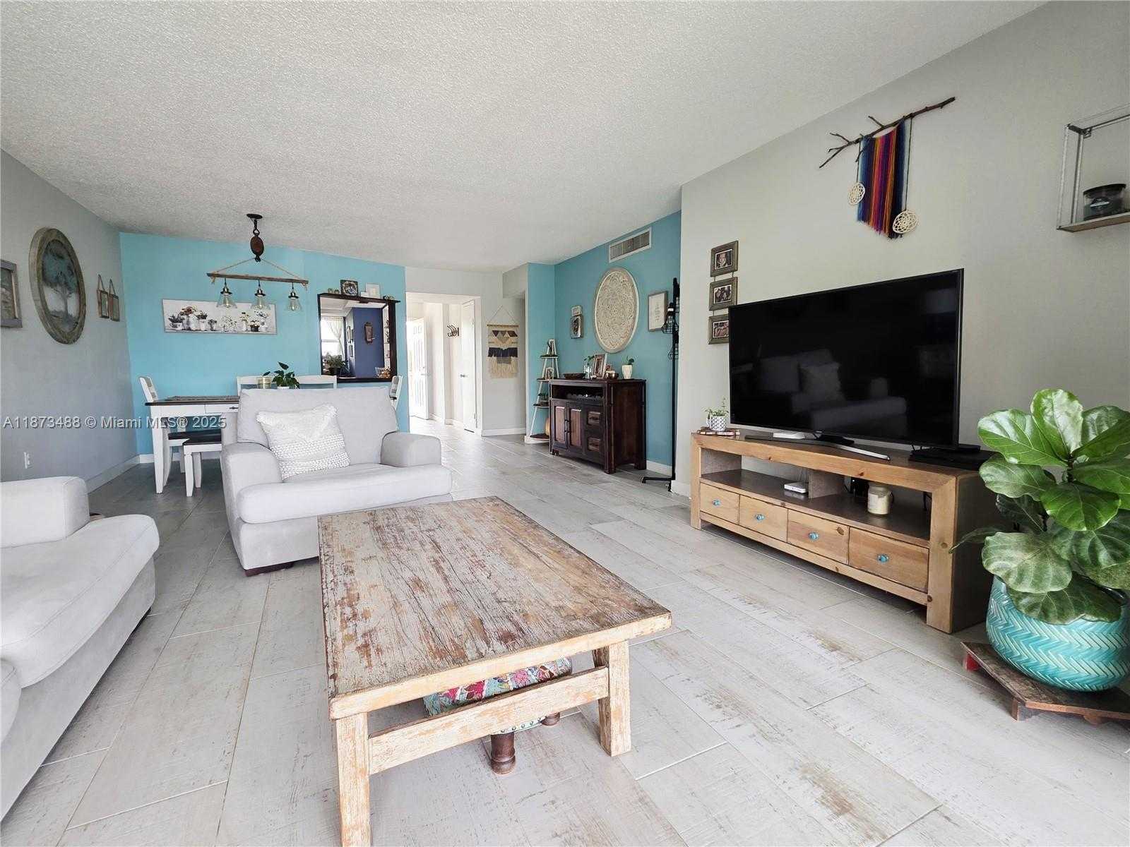Small Image of 1750 NE 191st St, Miami, FL 33179, USA Number 4