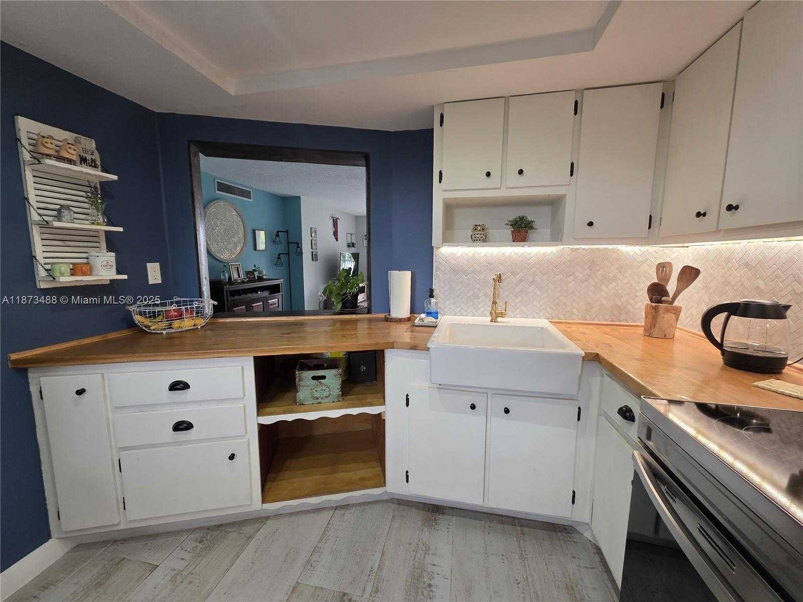 Small Image of 1750 NE 191st St, Miami, FL 33179, USA Number 8