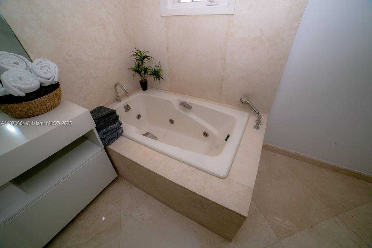 Small Image of 19227 FISHER ISLAND DR #19227, Miami Beach Number 17