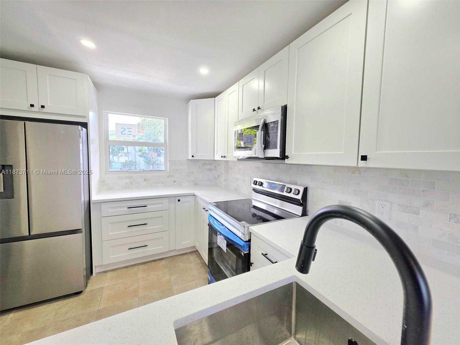 Small Image of 108 ROYAL PARK DR #2H, Oakland Park Number 2