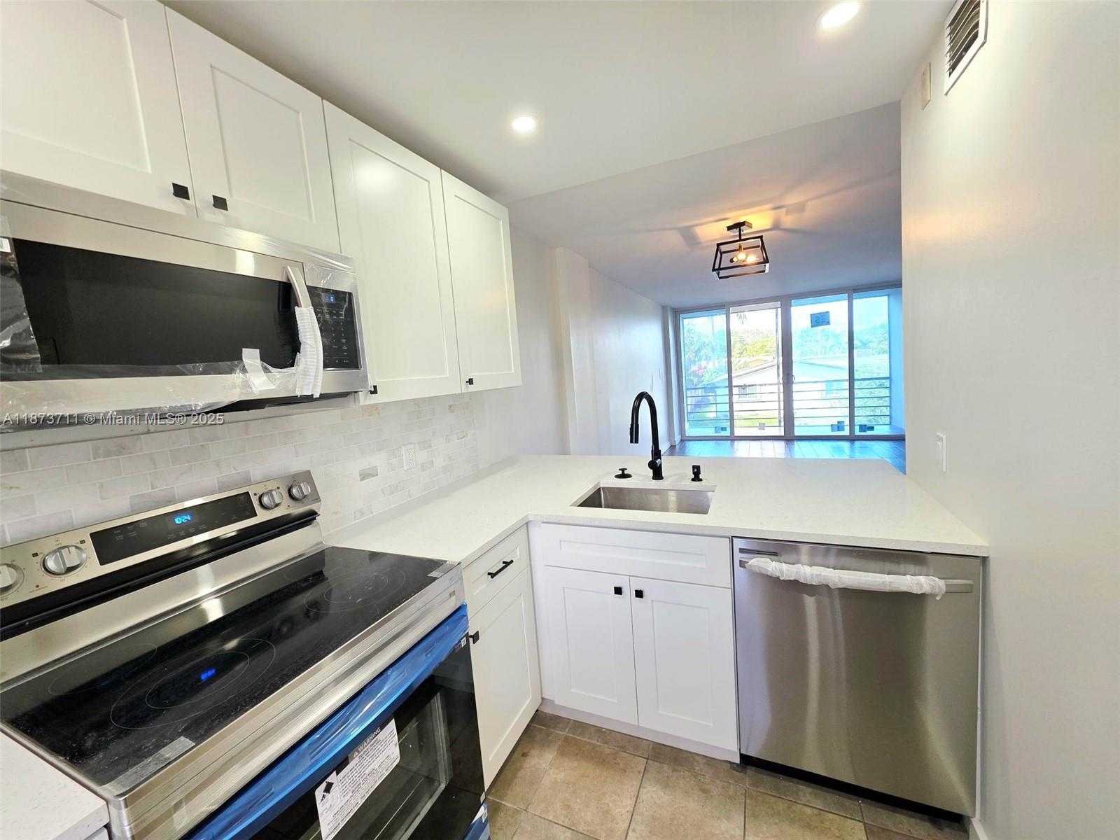 Small Image of 108 ROYAL PARK DR #2H, Oakland Park Number 3