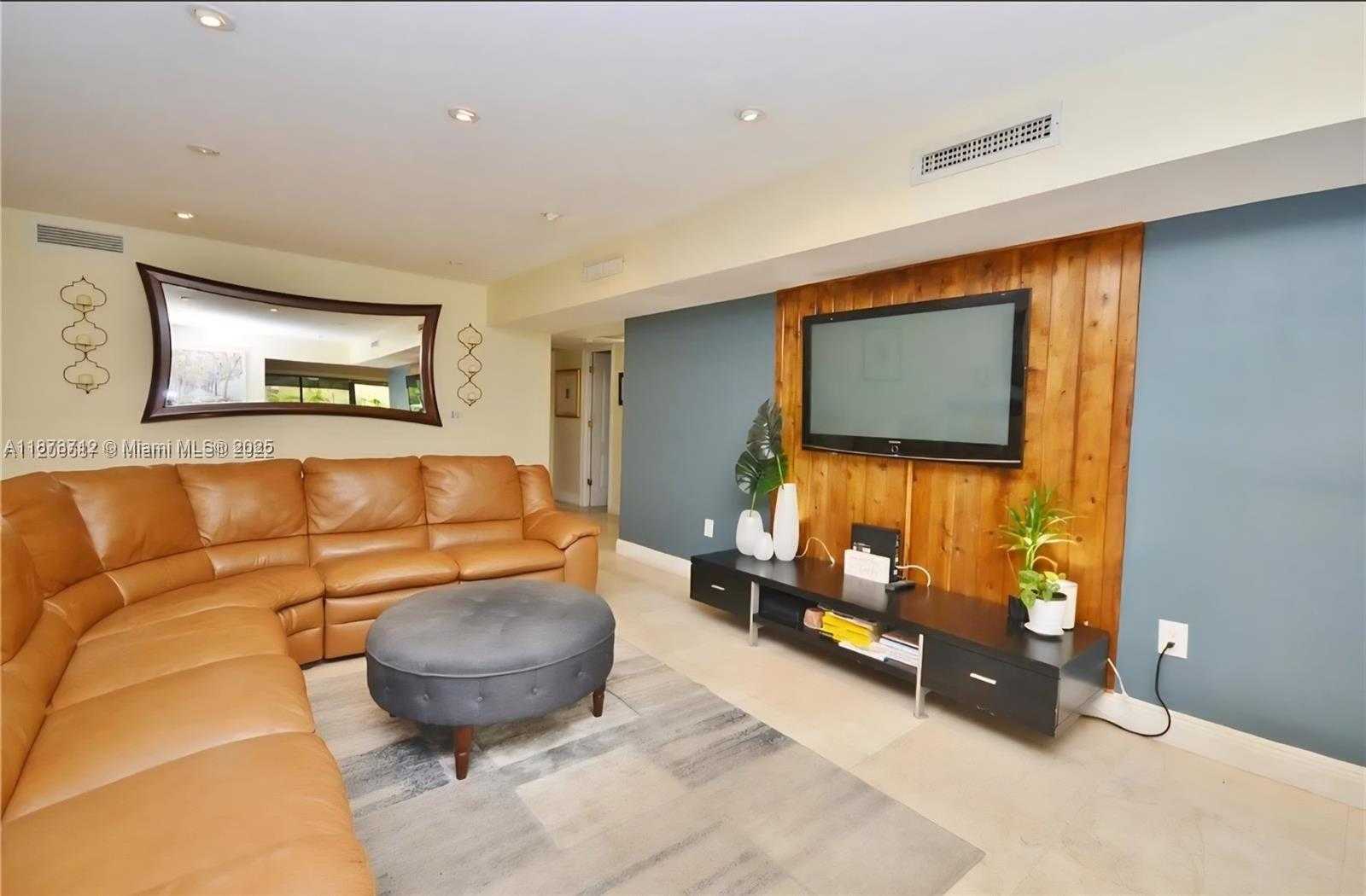 Small Image of 15915 KINGSMOOR WAY, Miami Lakes Number 2
