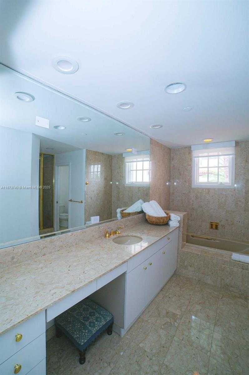 Small Image of 19237 FISHER ISLAND DR #19237, Miami Beach Number 13