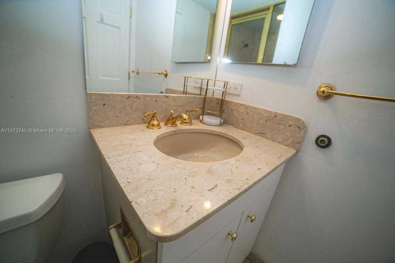Small Image of 19237 FISHER ISLAND DR #19237, Miami Beach Number 24