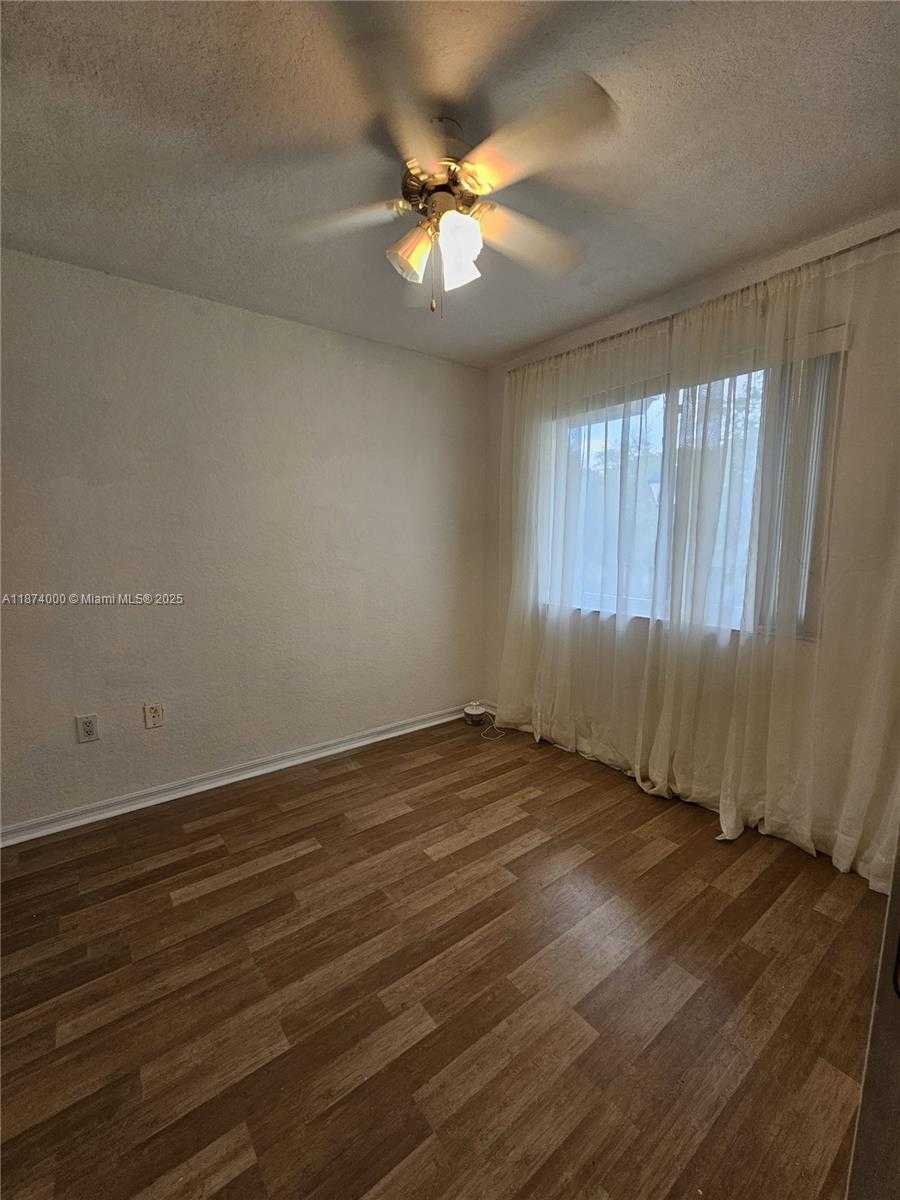 Small Image of 126 HIDDEN CT RD #27-D, Hollywood Number 11