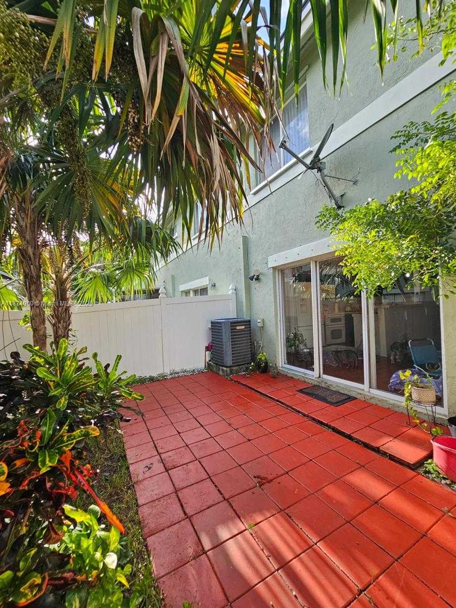 Small Image of 126 HIDDEN CT RD #27-D, Hollywood Number 12
