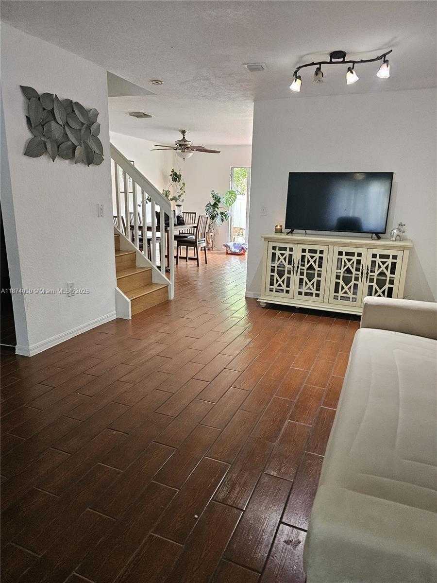 Small Image of 126 HIDDEN CT RD #27-D, Hollywood Number 2
