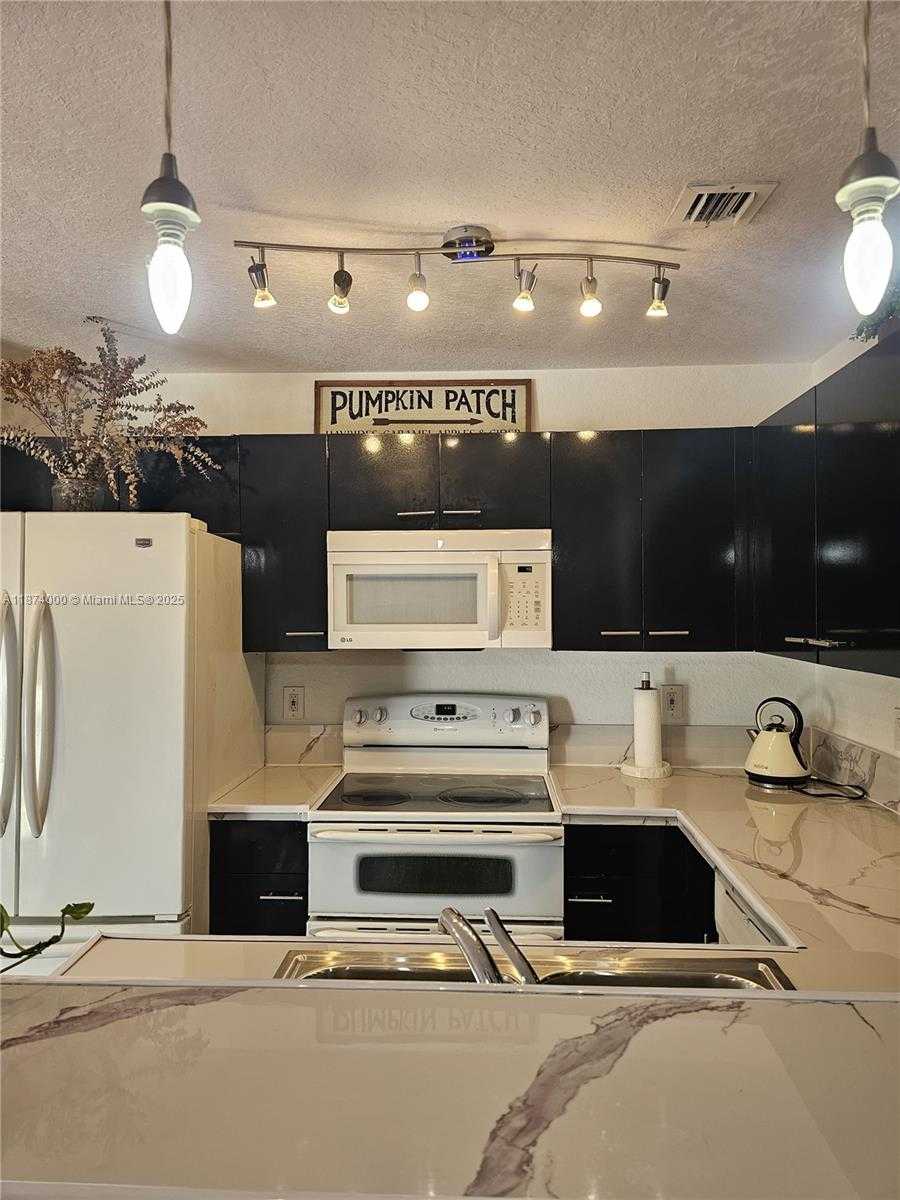 Small Image of 126 HIDDEN CT RD #27-D, Hollywood Number 4