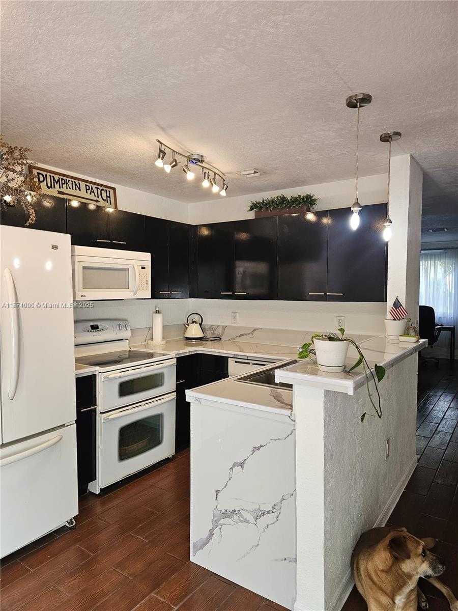 Small Image of 126 HIDDEN CT RD #27-D, Hollywood Number 5