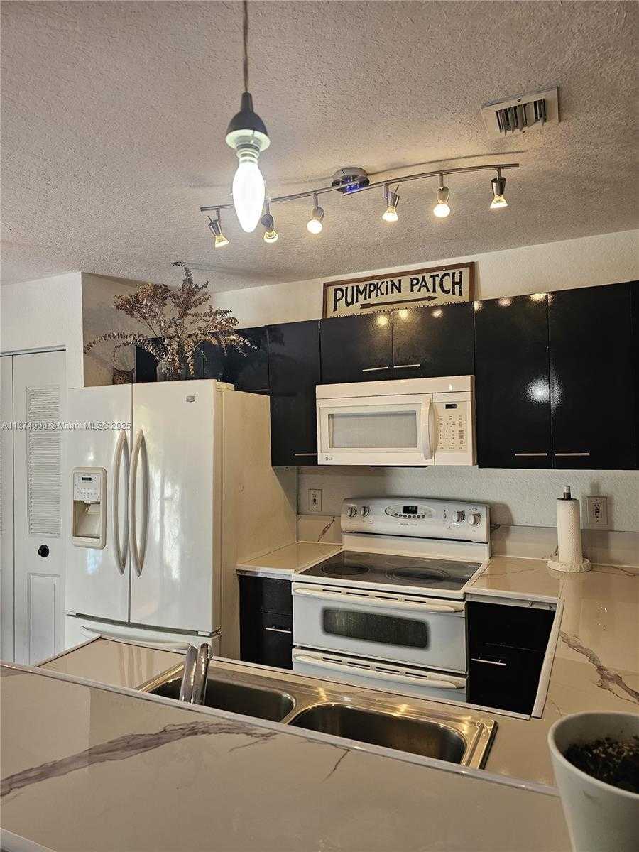 Small Image of 126 HIDDEN CT RD #27-D, Hollywood Number 6