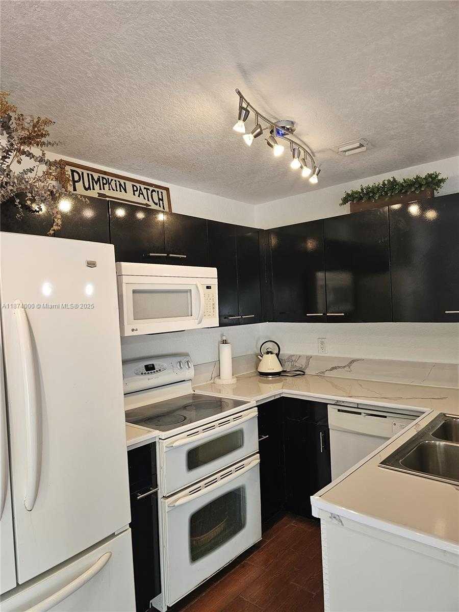 Small Image of 126 HIDDEN CT RD #27-D, Hollywood Number 7