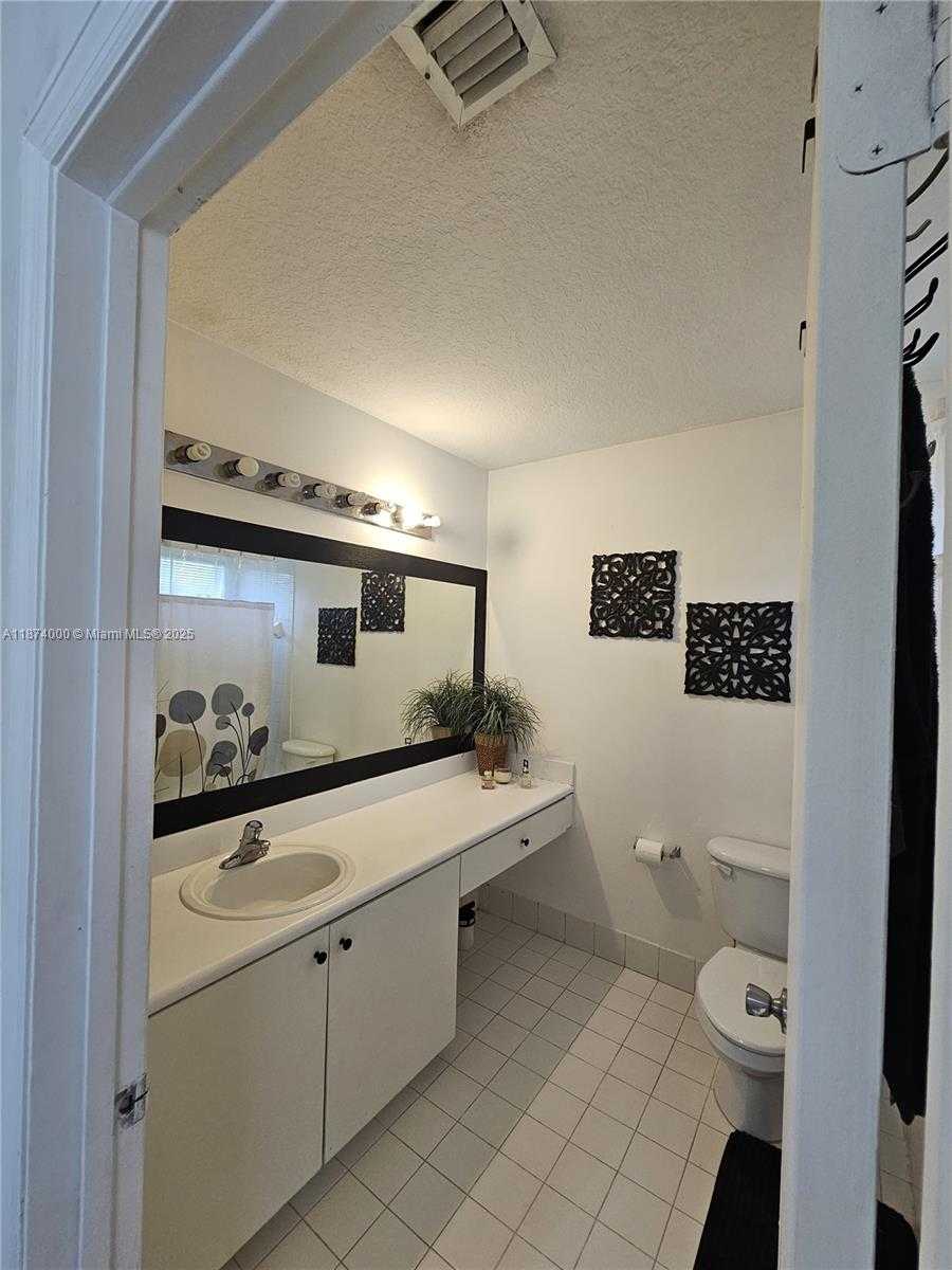 Small Image of 126 HIDDEN CT RD #27-D, Hollywood Number 9